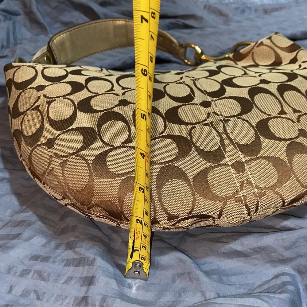 EUC Coach Hampton Signature monogram Canvas shoulder Bag 8631